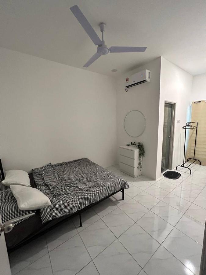 Zh Homestay Teluk Batik Lumut Buitenkant foto